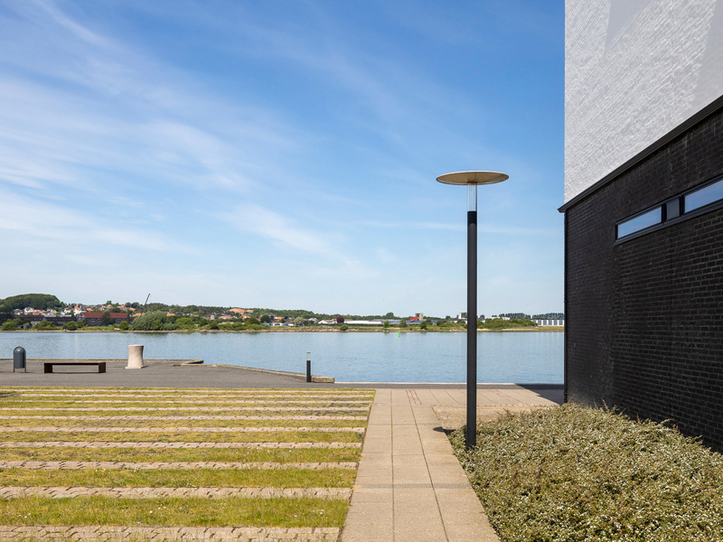 COVER-L701-parklampe-fra-Lampas-foto-Torben-Eskerod-800×600
